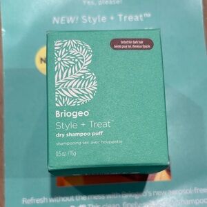 Briogeo Style + Treat Dark Hair Dry Shampoo Puff